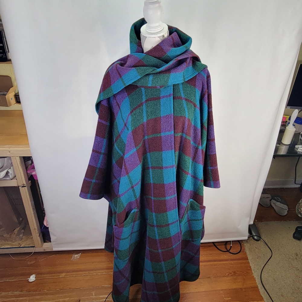 Vntg Hourihan by Jimmy Hourihan of Dublin Made in Republic of Ireland Cape Wool